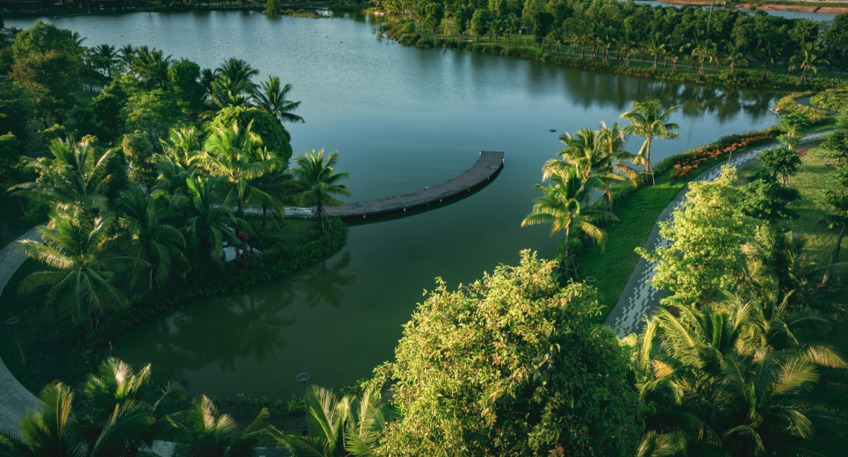 Kh&ocirc;ng gian xanh với chất lượng kh&ocirc;ng kh&iacute; tương đương rừng tự nhi&ecirc;n tại Eco Central Park.