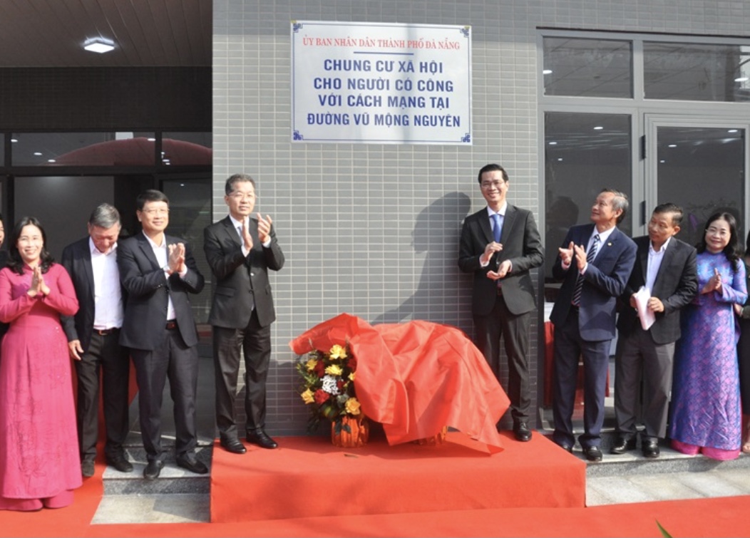 Lãnh đạo thành phố Đà Nẵng và Ban quản lý dự án gắn biển công trình hoàn thành nhân kỷ niệm 50 năm Ngày giải phóng Đà Nẵng