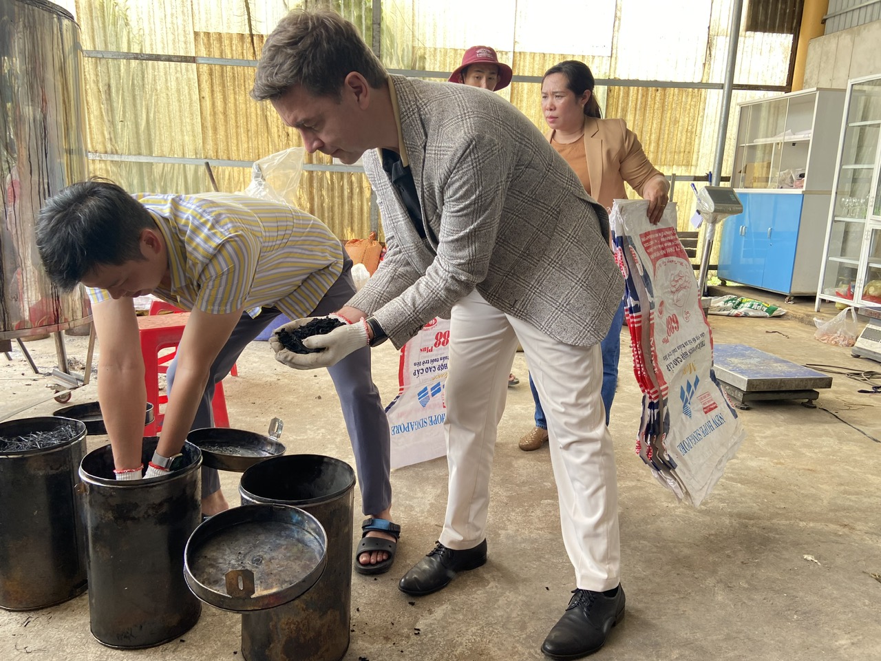 Ông Julien Guerrier, Đại sứ EU, tham mô hình vỏ cacao qua nhiệt phân sản xuất ra than sinh học.