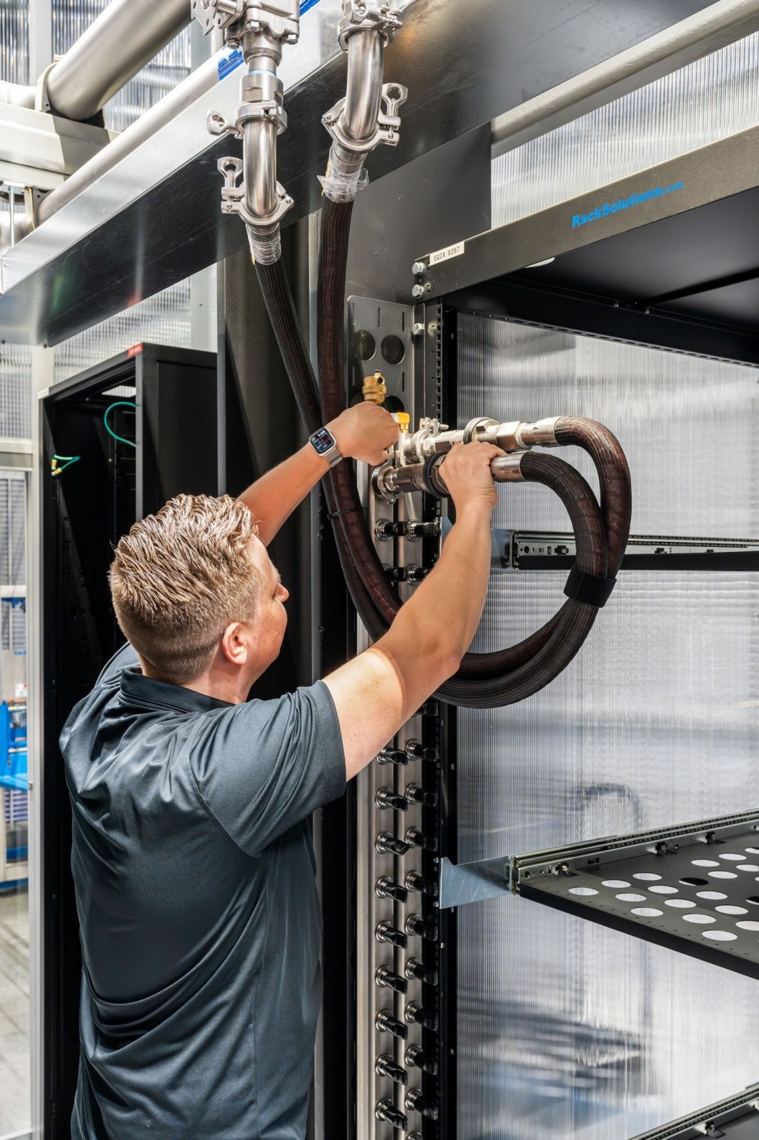 Hệ thống l&agrave;m m&aacute;t bằng chất lỏng đang được lắp đặt tr&ecirc;n một d&atilde;y tủ trung t&acirc;m dữ liệu Equinix