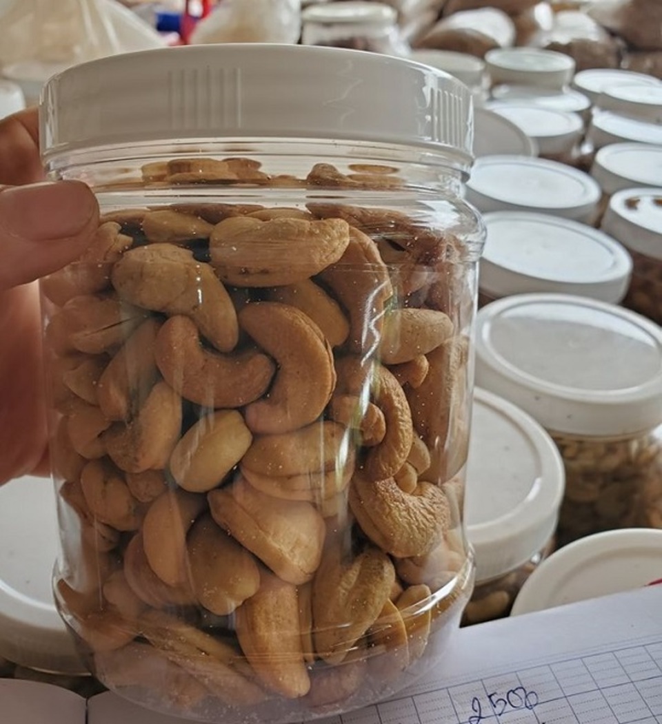 Một số website v&agrave; mạng x&atilde; hội đ&atilde; lợi dụng danh tiếng của đặc sản để b&aacute;n hạt điều k&eacute;m chất lượng với mức gi&aacute; rẻ bất thường.