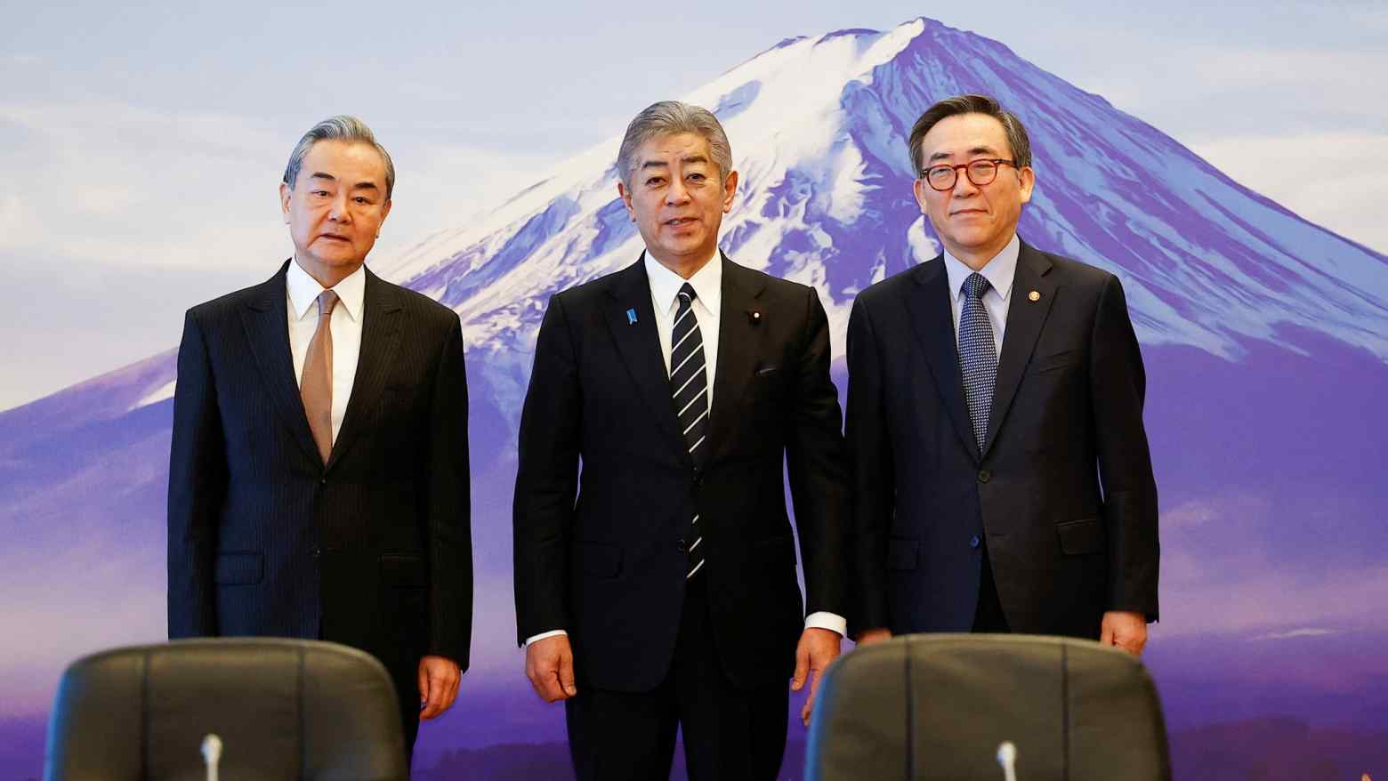 Từ trái sang phải: Bộ trưởng Ngoại giao Trung Quốc Vương Nghị, Bộ trưởng Ngoại giao Nhật Bản Takeshi Iwaya và Bộ trưởng Ngoại giao Hàn Quốc Cho Tae-yul gặp nhau tại Tokyo ngày 22/3 - Ảnh: Reuters