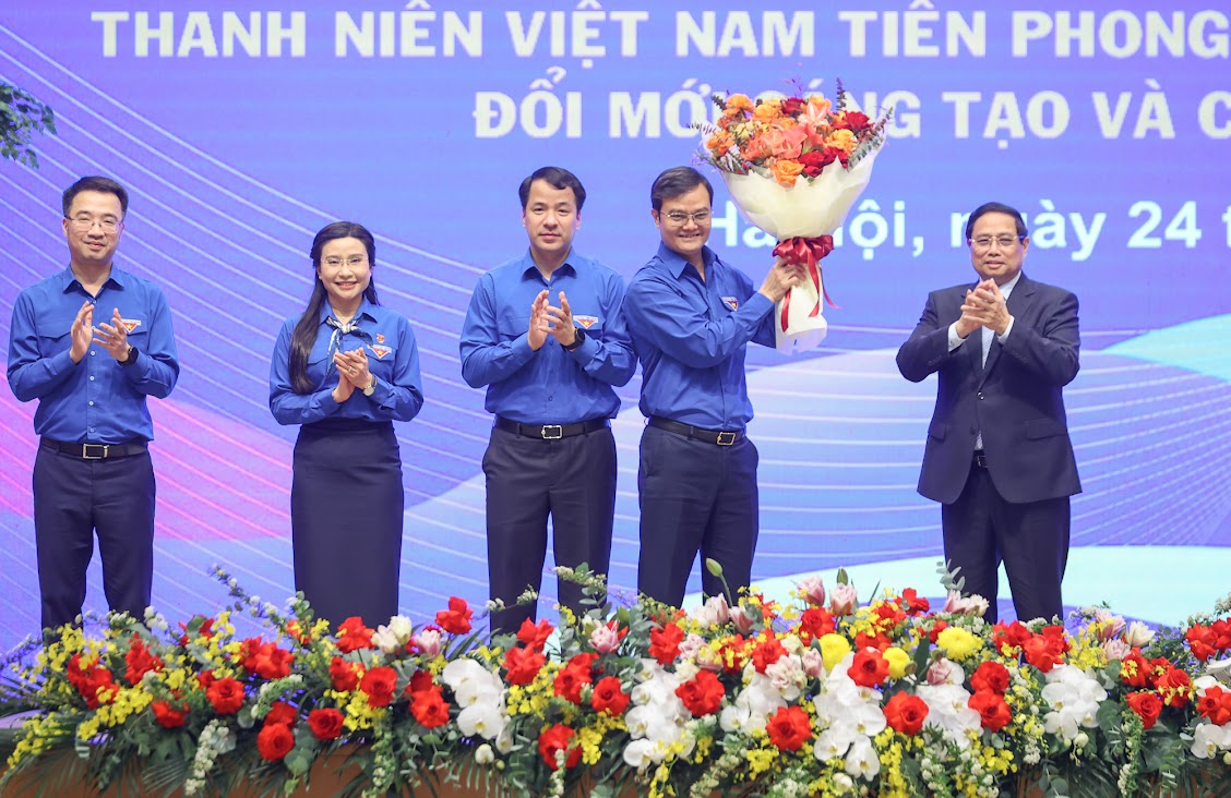Thủ tướng Phạm Minh Chính tặng hoa chúc mừng Ban Bí thư Trung ương Đoàn nhân dịp kỷ niệm 94 năm ngày thành lập Đoàn TNCS Hồ Chí Minh. Ảnh: VGP