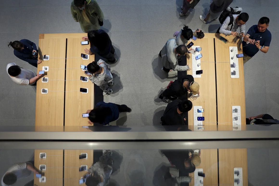 Việc duy trì sức mạnh mảng kinh doanh iPhone có thể sẽ không đủ để Apple duy trì vị thế. Ảnh: Reuters