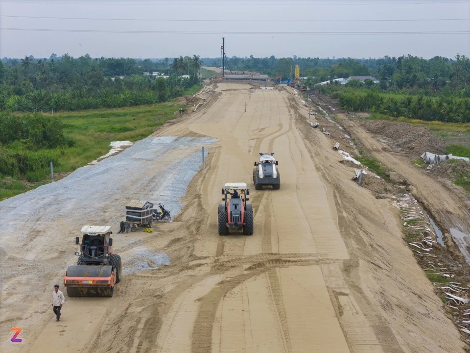Các hạng mục của cao tốc Cần Thơ - Cà Mau đang triển khai gồm lu lèn nền đường, đắp gia tải, đắp lề, bờ bao, đóng cọc, gác dầm, đổ bê tông bản mặt cầu. Ảnh: Quỳnh Danh