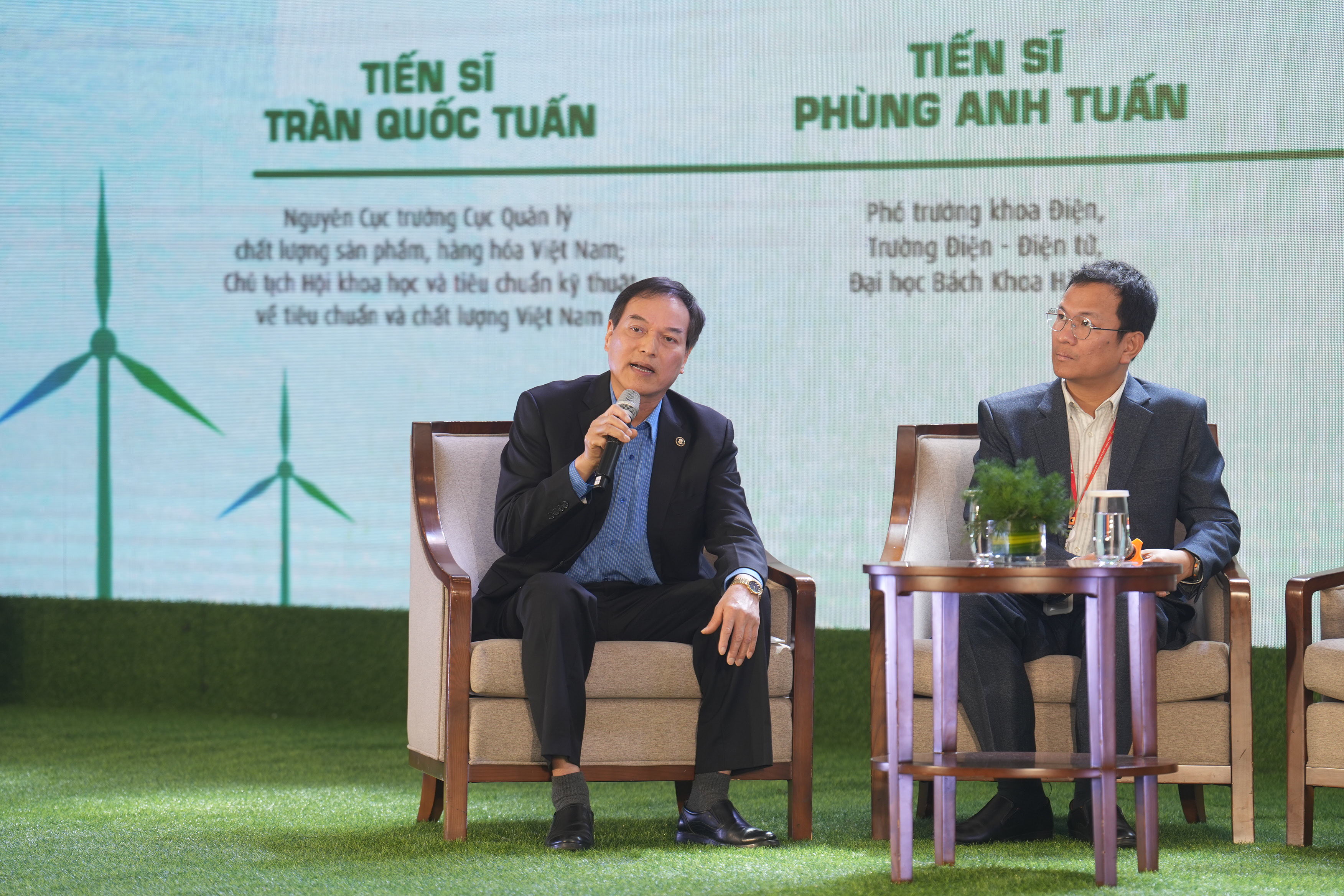 Các chuyên gia chia sẻ tại tọa đàm.