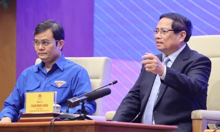 Thủ tướng Chính phủ làm rõ thêm một số vấn đề được thanh niên quan tâm. Ảnh: VGP/Nhật Bắc.