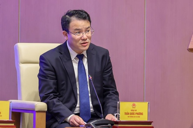 Thứ trưởng Bộ Tài chính Trần Quốc Phương trả lời nội dung đại biểu quan tâm. Ảnh: VGP/Nhật Bắc.