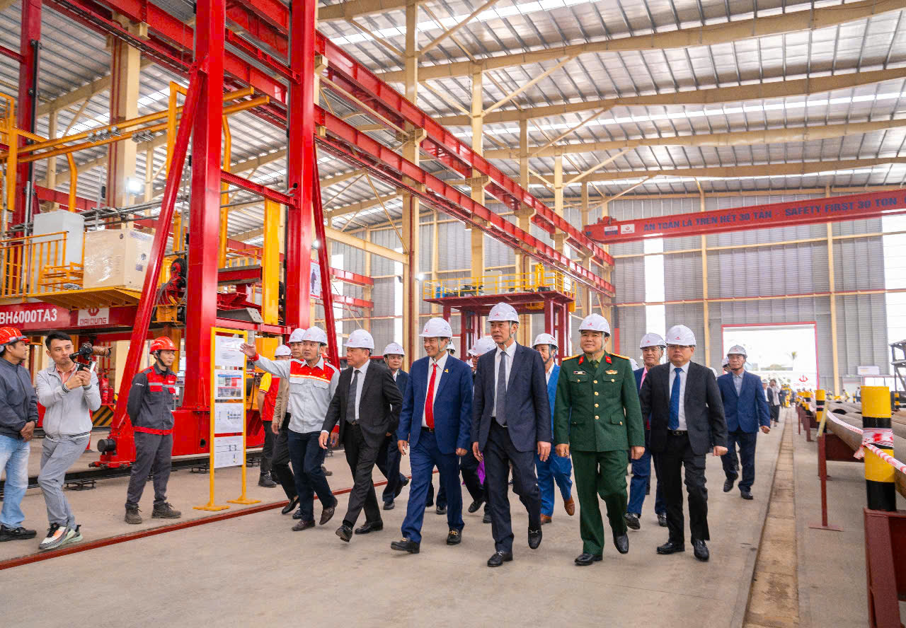 Representatives from various departments and agencies of Thanh Hoa Province visited the Nghi Son Factory.