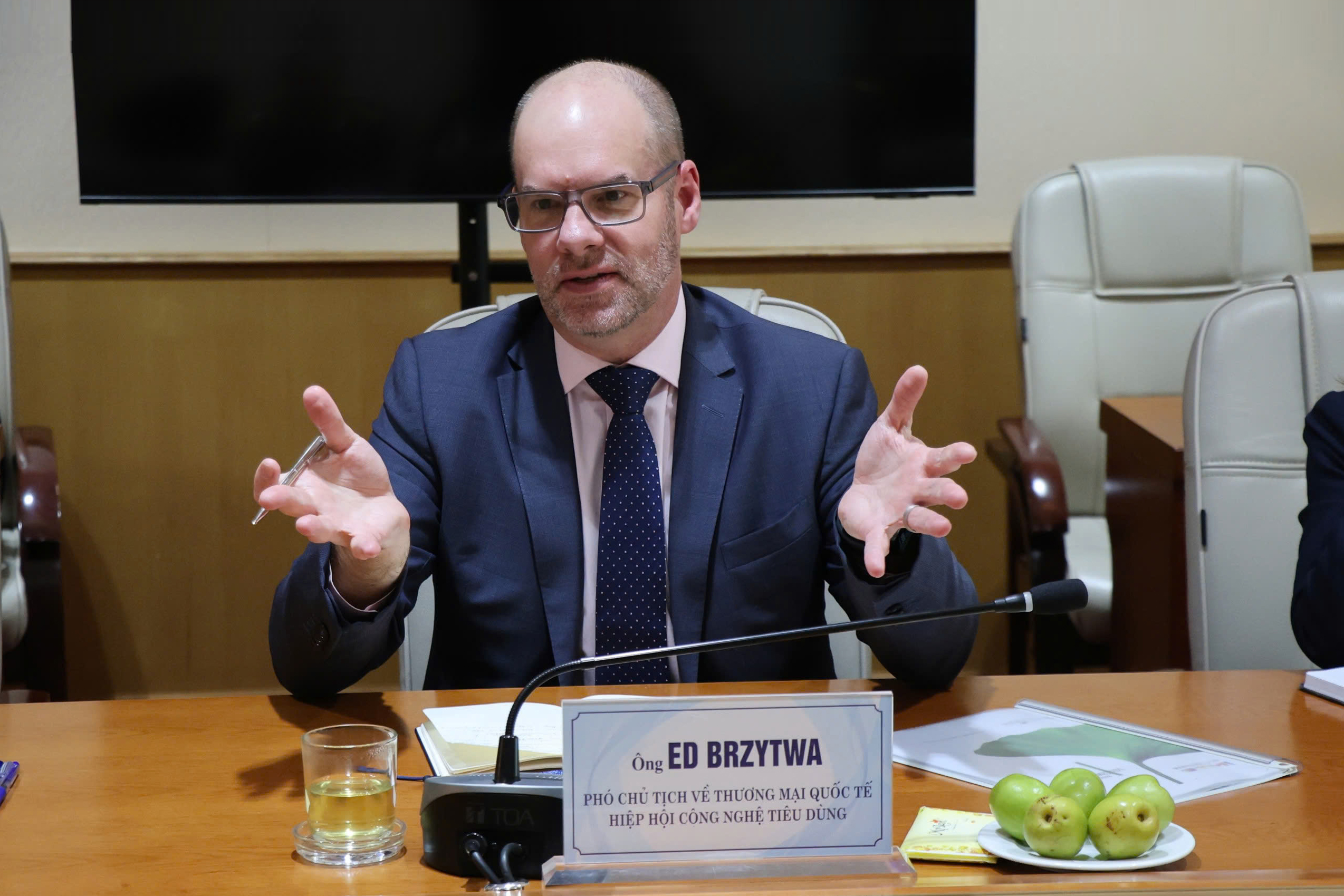 Ông Ed Brzytwa, Phó Chủ tịch CTA đánh giá cao vai trò quan trọng của Việt Nam trong chuỗi giá trị toàn cầu của ngành công nghệ tiêu dùng - Ảnh: Cục Thuế. 