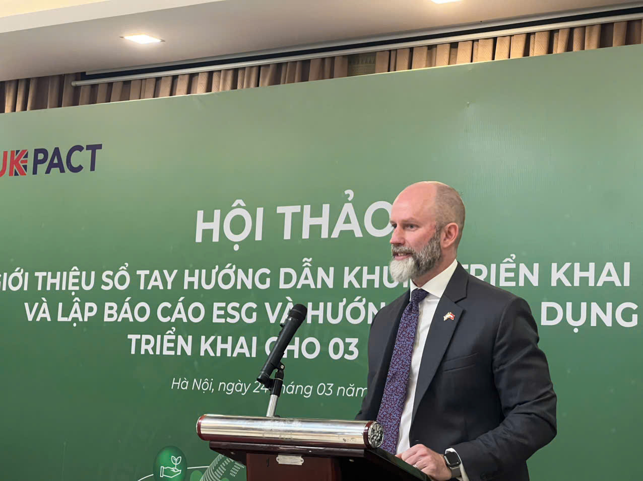 Ông Fergus McBean, Bí thư thứ nhất về khí hậu và thiên nhiên (Đại sứ quán Anh) chia sẻ tại Hội thảo. 