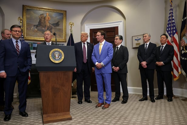 Ông Euisun Chung (trái), Chủ tịch Hyundai Motor Group, công bố kế hoạch đầu tư vào Mỹ tại Nhà Trắng, bên cạnh Tổng thống Donald Trump và các quan chức Mỹ - Ảnh: Reuters