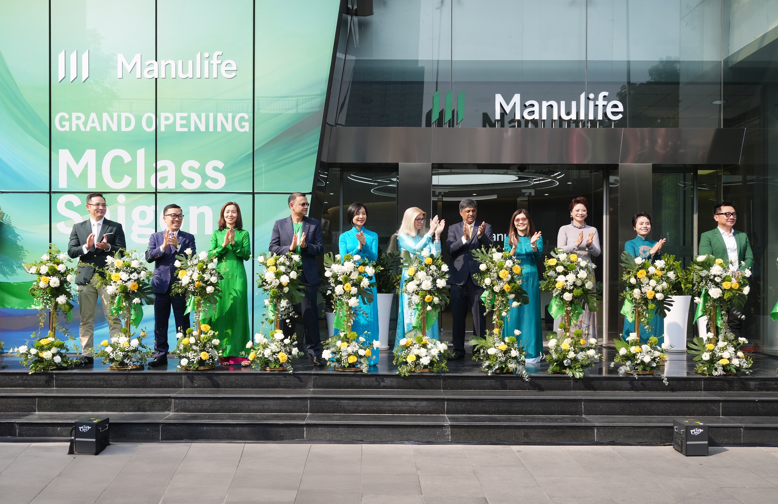 Ban lãnh đạo Manulife cắt băng khai trương văn phòng MClass Saigon. Ảnh: Anh Huy.