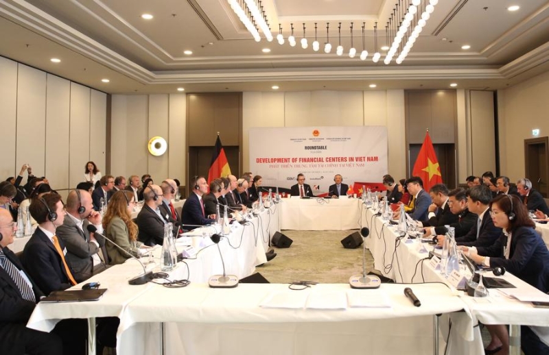Roundtable on building financial centers in Vietnam held in Germany