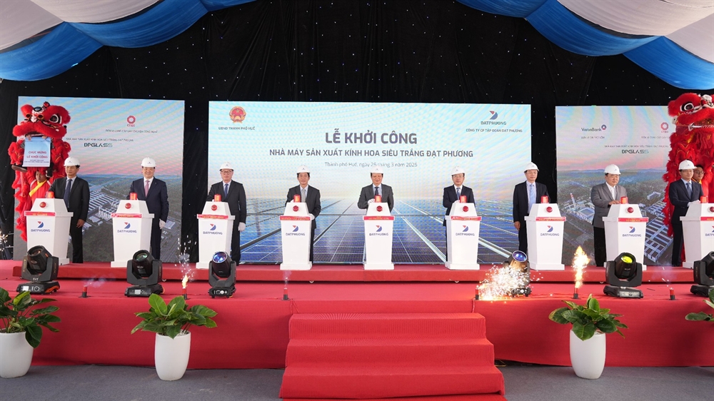 Lãnh đạo thành phố và chủ đầu tư dự án tham gia nghi lễ khởi công nhà máy sản xuất kính hoa siêu trắng Đạt Phương.