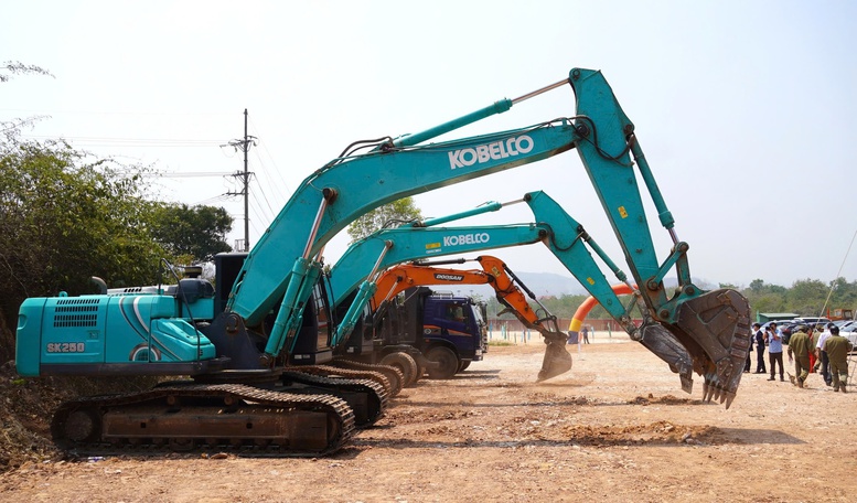 M&aacute;y m&oacute;c v&agrave; thiết bị được huy động để thực hiện dự &aacute;n