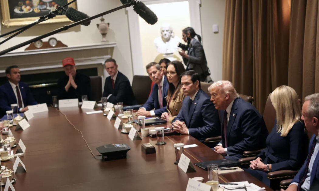 Tổng thống Mỹ Donald Trump và các thành viên nội các tại cuộc họp ở Nhà Trắng ngày 24/3 - Ảnh: Reuters.
