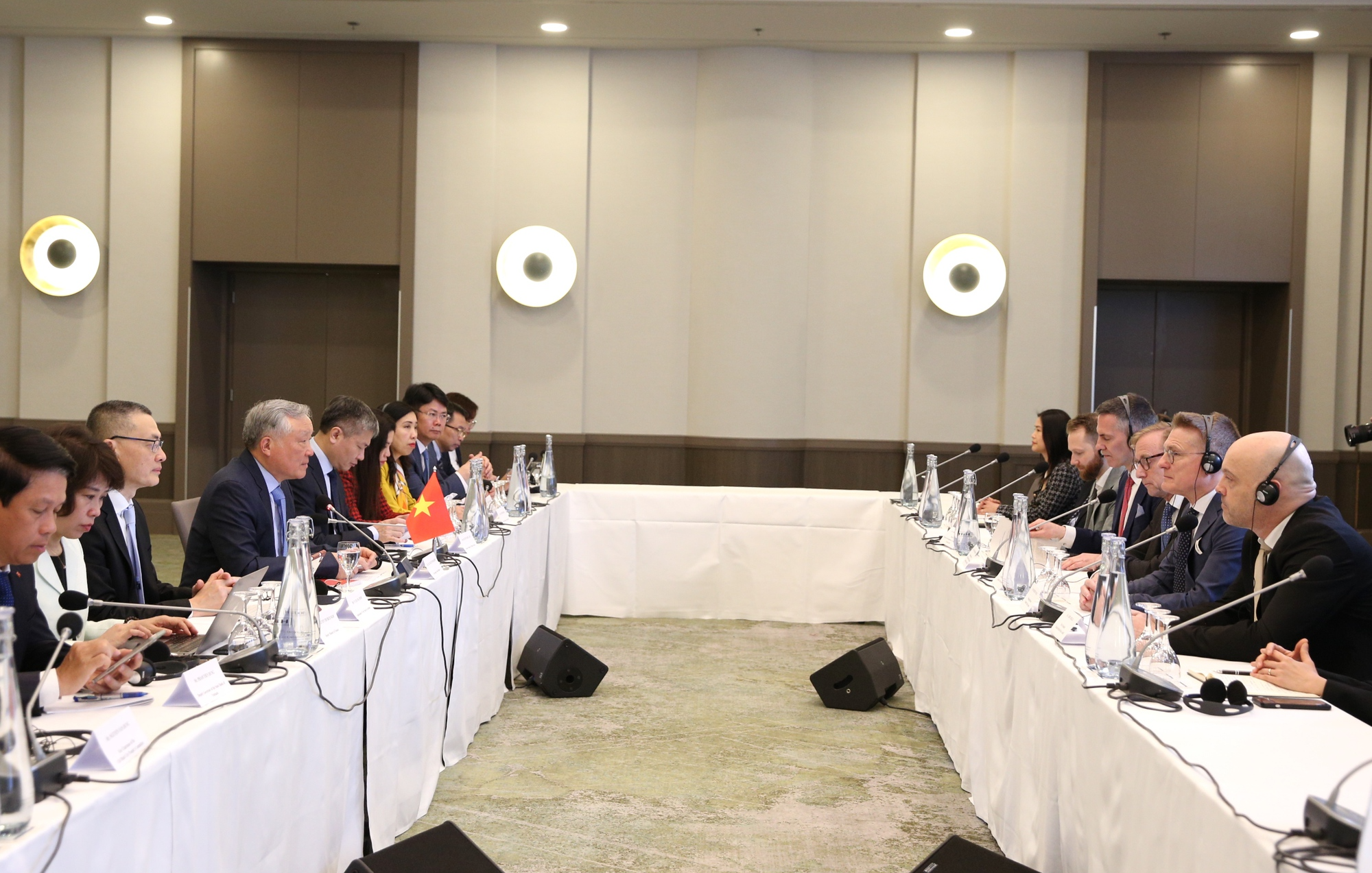 Ph&oacute; Thủ tướng Thường trực Ch&iacute;nh phủ Nguyễn H&ograve;a B&igrave;nh l&agrave;m việc với với l&atilde;nh đạo WAIFC .