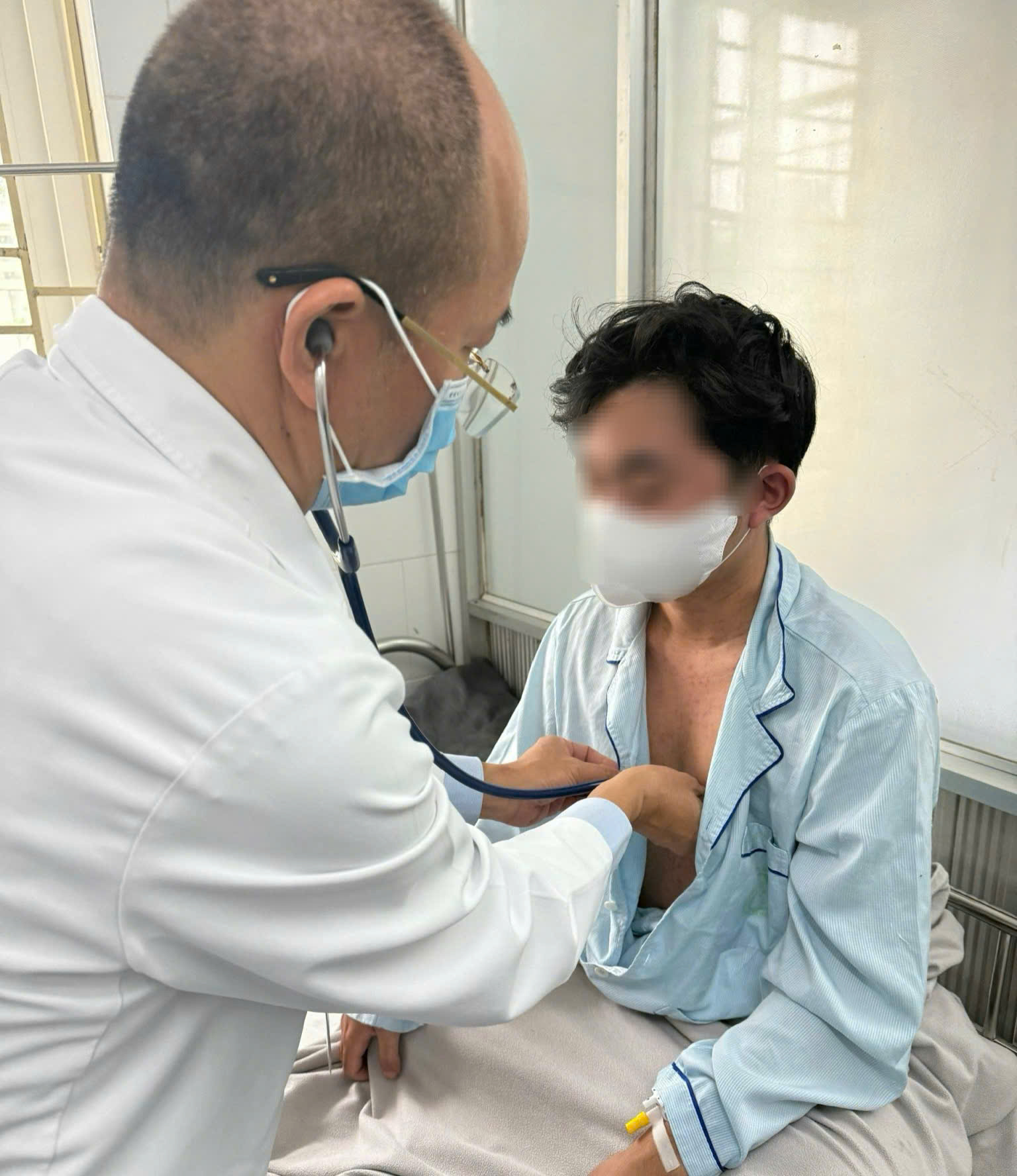 PGS.TS.BS Đỗ Duy Cường thăm khám cho bệnh nhân tại Trung tâm bệnh nhiệt đới.