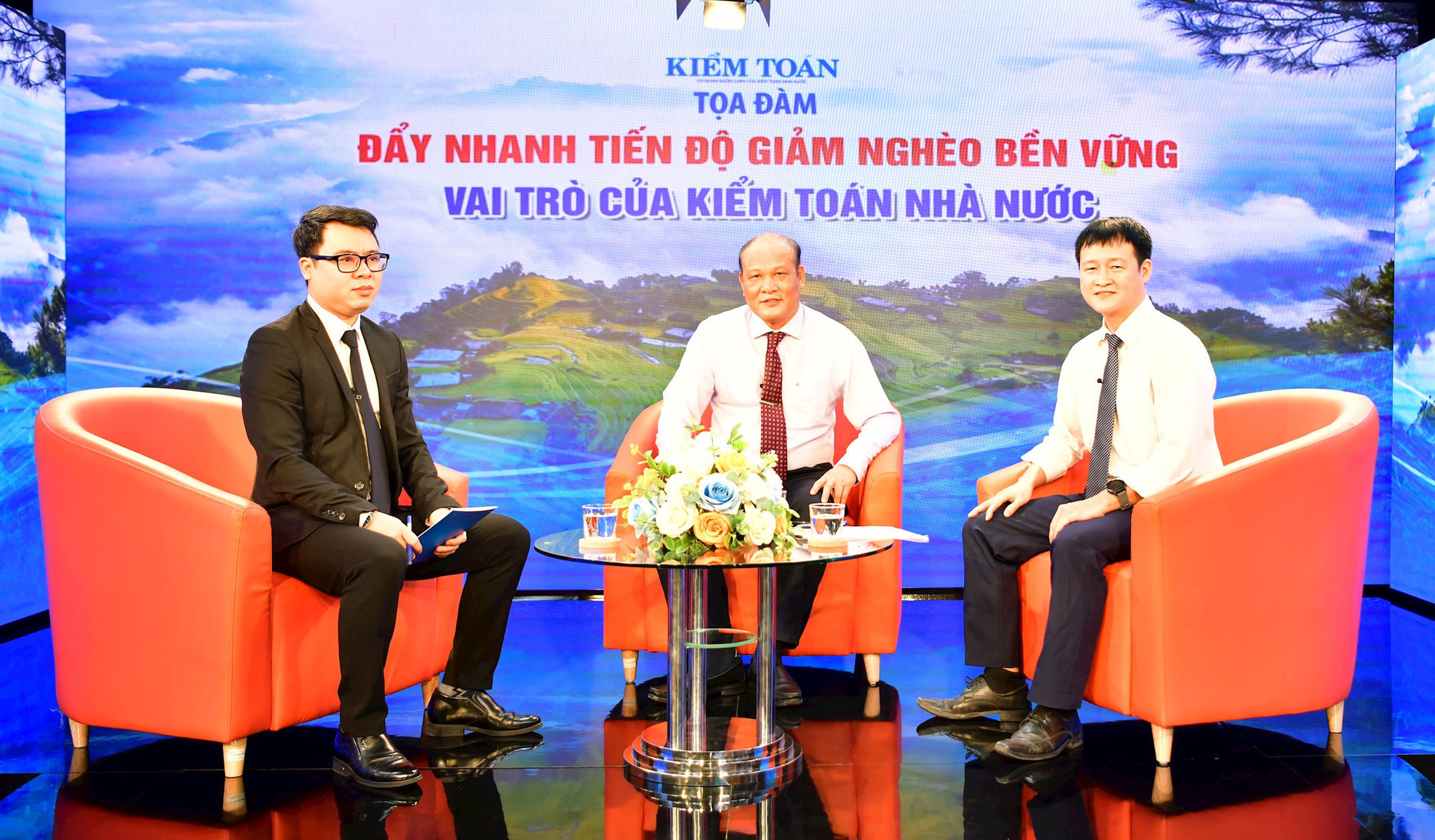 C&aacute;c chuy&ecirc;n gia chia sẻ tại tọa đ&agrave;m. Ảnh: Minh Th&uacute;y.
