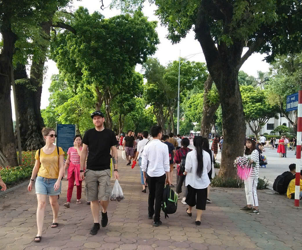 Không gian phố đi bộ Hồ Gươm, Hà Nội. Ảnh: Thu Hằng.