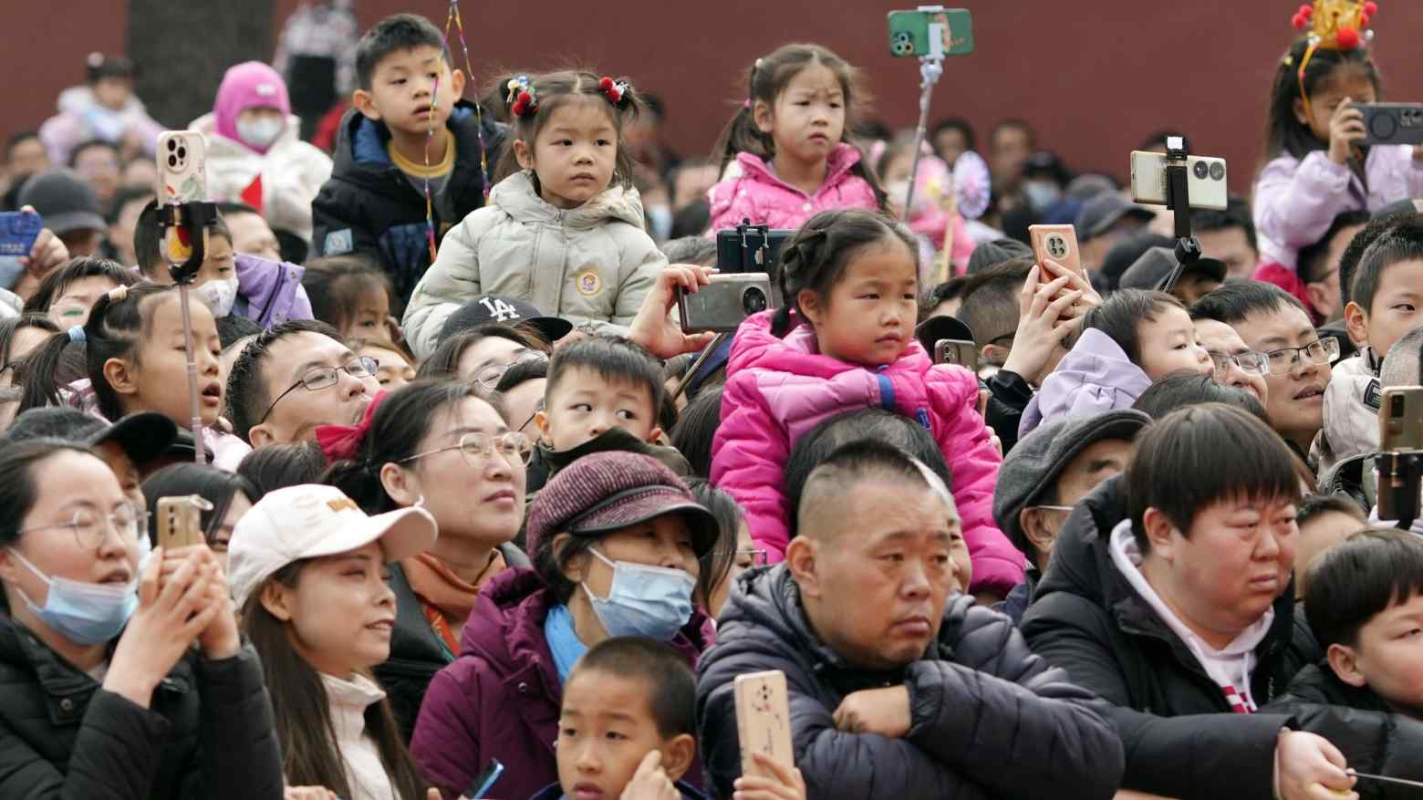 Chi phí giáo dục mầm non chiếm 6-30% thu nhập của các hộ gia đình 3 người ở Trung Quốc - Ảnh: Kyodo