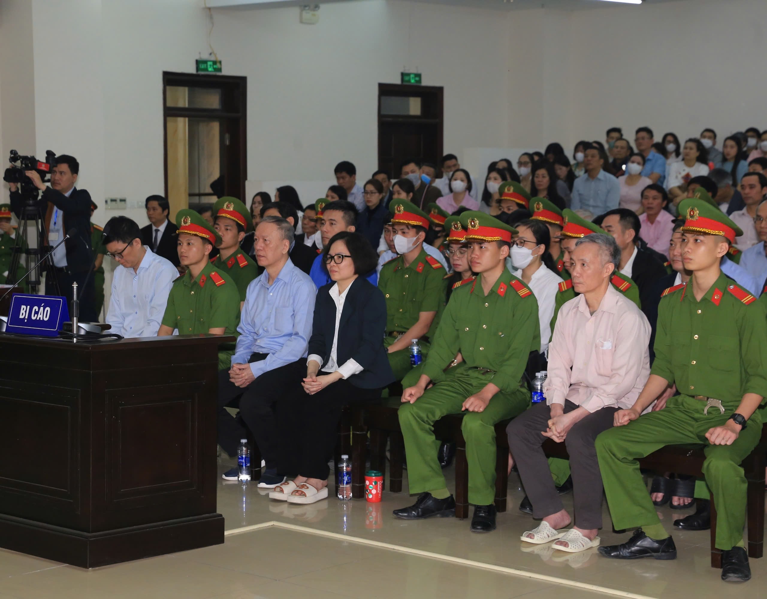 Các bị cáo tại phiên tòa phúc thẩm 25/3.