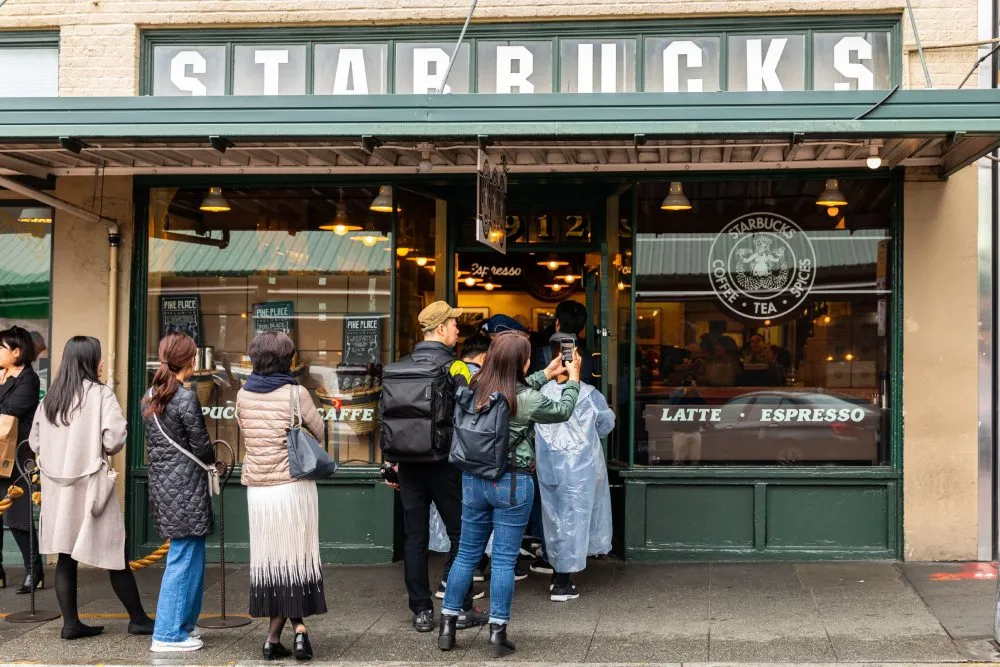 Tại th&agrave;nh phố New York, một t&aacute;ch c&agrave; ph&ecirc; latte tại Starbucks hiện c&oacute; gi&aacute; gần 8 USD.