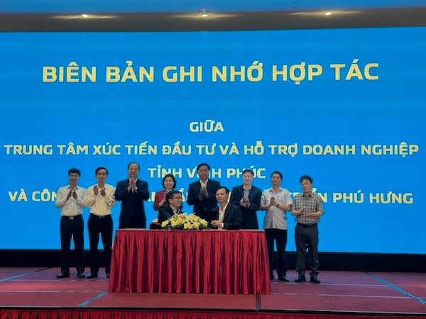 Chủ tịch UBND tỉnh Vĩnh Phúc Trần Duy Đông và Phó Chủ tịch Phùng Thị Kim Nga và các đại biểu chứng kiến lễ ký kết thỏa thuận hợp tác giữaTrung tâm Xúc tiến đầu tư và Hỗ trợ doanh nghiệp tỉnh Vĩnh Phúc và Công ty Cổ phần đầu tư Phú Hưng.