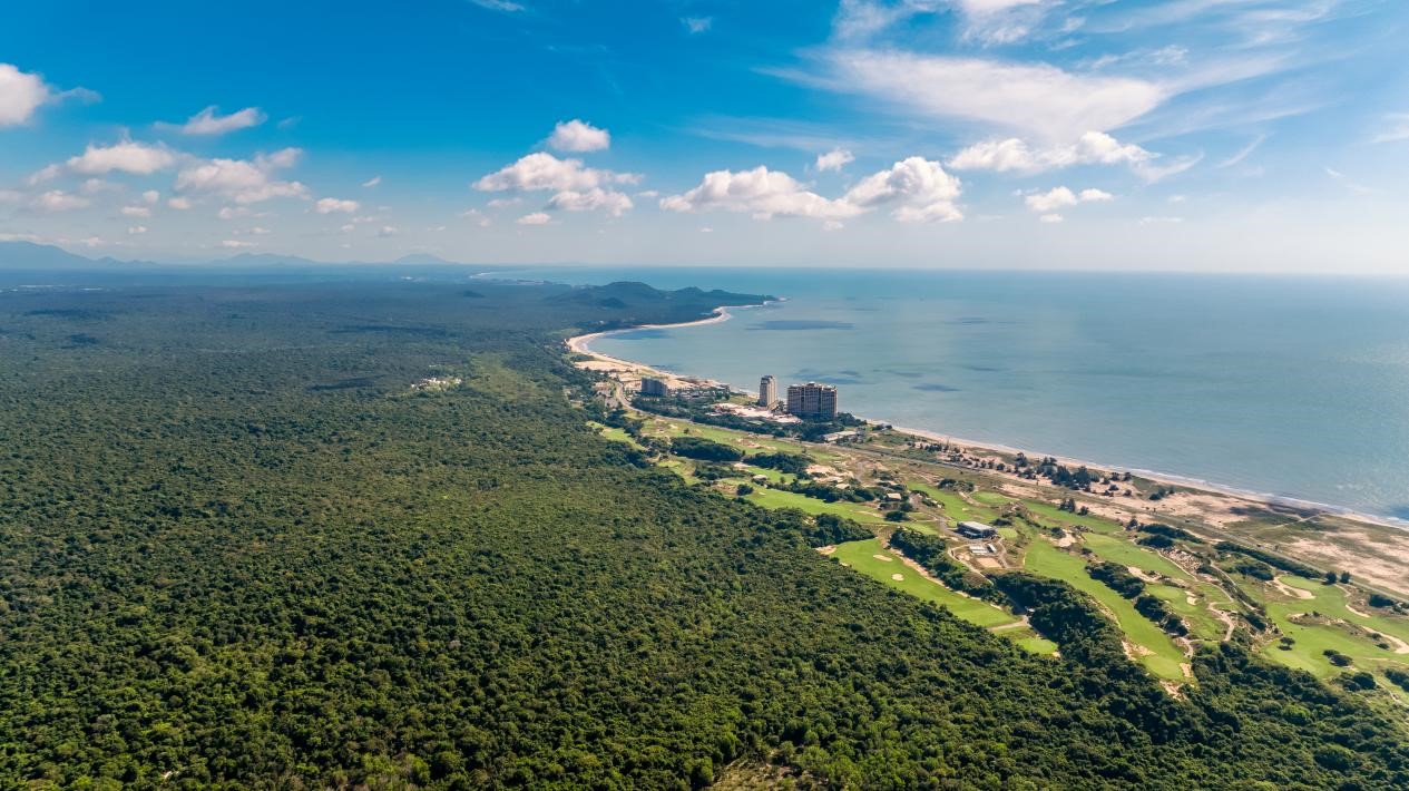 Vẻ đẹp nguy&ecirc;n sơ của thi&ecirc;n nhi&ecirc;n Hồ Tr&agrave;m nh&igrave;n từ tr&ecirc;n cao.