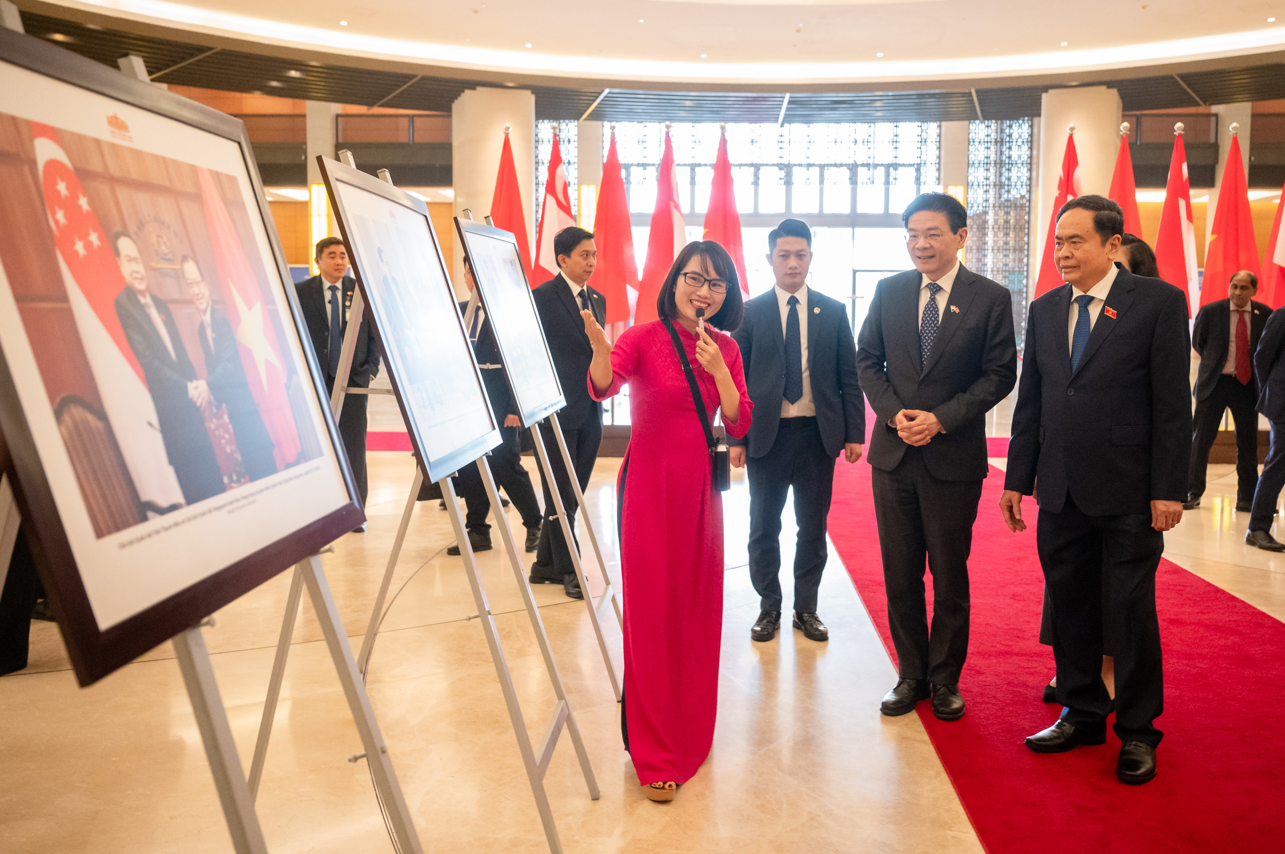 Chủ tịch Quốc hội Trần Thanh Mẫn và Thủ tướng Singapore Lawrence Wong tham quan trưng bày hình ảnh về quan hệ hợp tác giữa hai nước - Ảnh: Quochoi.vn