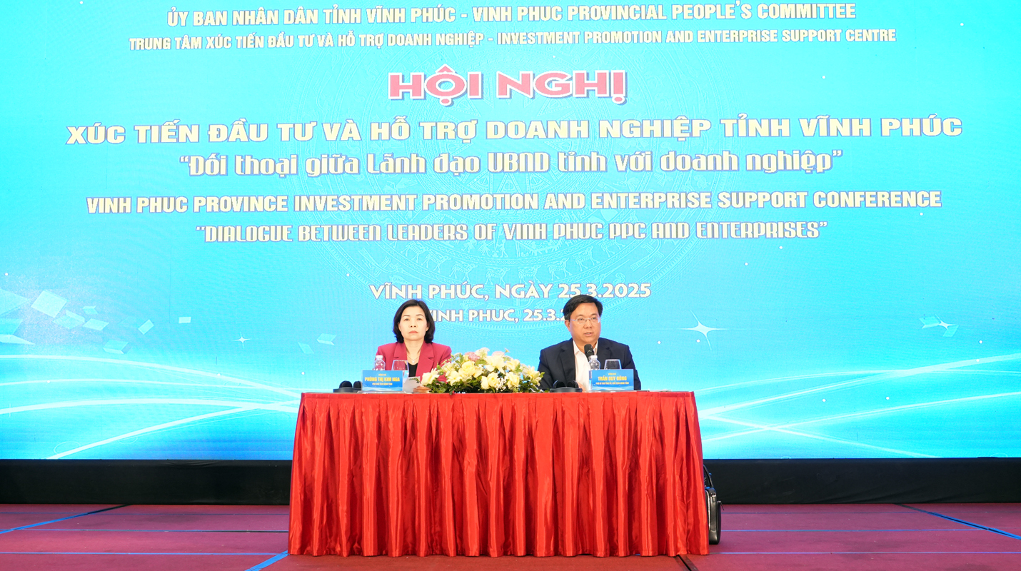 Chủ tịch UBND tỉnh Vĩnh Ph&uacute;c Trần Duy Đ&ocirc;ng v&agrave; Ph&oacute; Chủ tịch Ph&ugrave;ng Thị Kim Nga chủ tr&igrave; Hội nghị đối thoại doanh nghiệp.