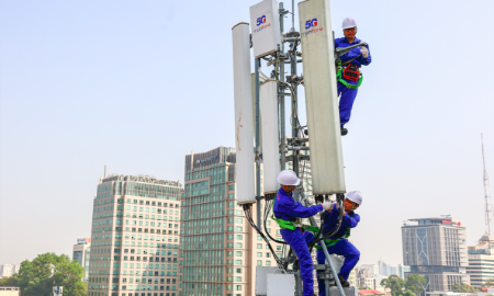 Tốc độ mạng 5G MobiFone có thể đạt tới 1,5 Gbps, gấp 10 – 15 lần so với 4G và độ trễ rất thấp. Mạng 5G MobiFone triển khai đồng thời trên cả 2 nền tảng kiến trúc 5G NSA (non stand alone) và 5G SA (stand alone).