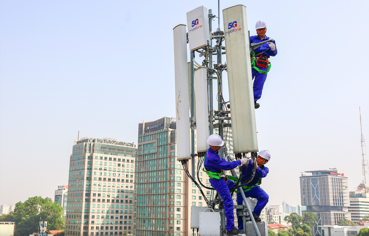 Tốc độ mạng 5G MobiFone có thể đạt tới 1,5 Gbps, gấp 10 – 15 lần so với 4G và độ trễ rất thấp. Mạng 5G MobiFone triển khai đồng thời trên cả 2 nền tảng kiến trúc 5G NSA (non stand alone) và 5G SA (stand alone).