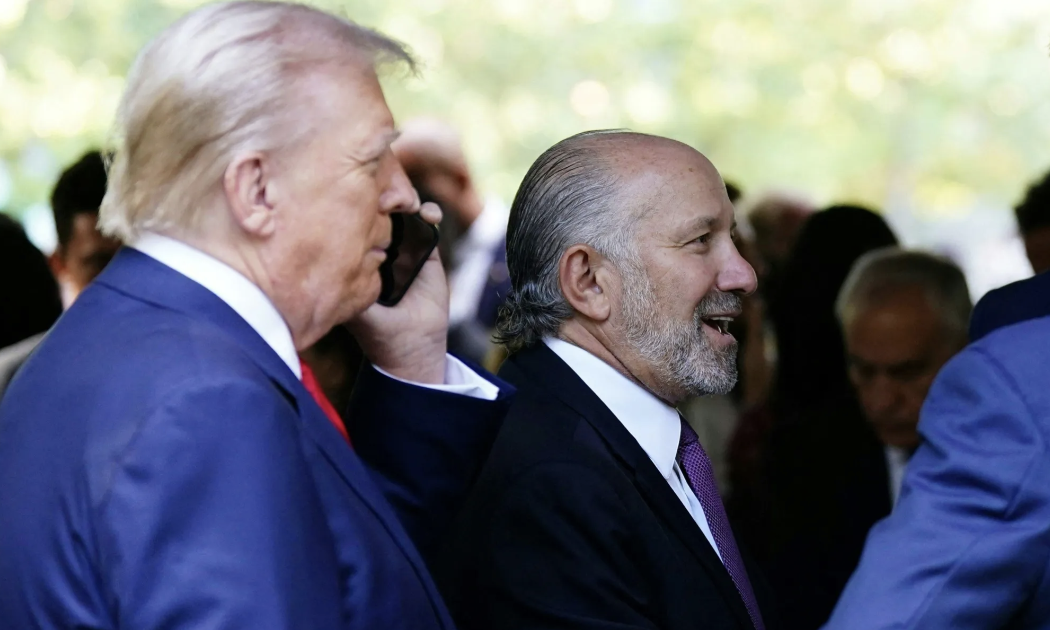 Tổng thống Mỹ Donald Trump (trái) và Bộ trưởng Bộ Thương mại Mỹ Howard Lutnick - Ảnh: Bloomberg.