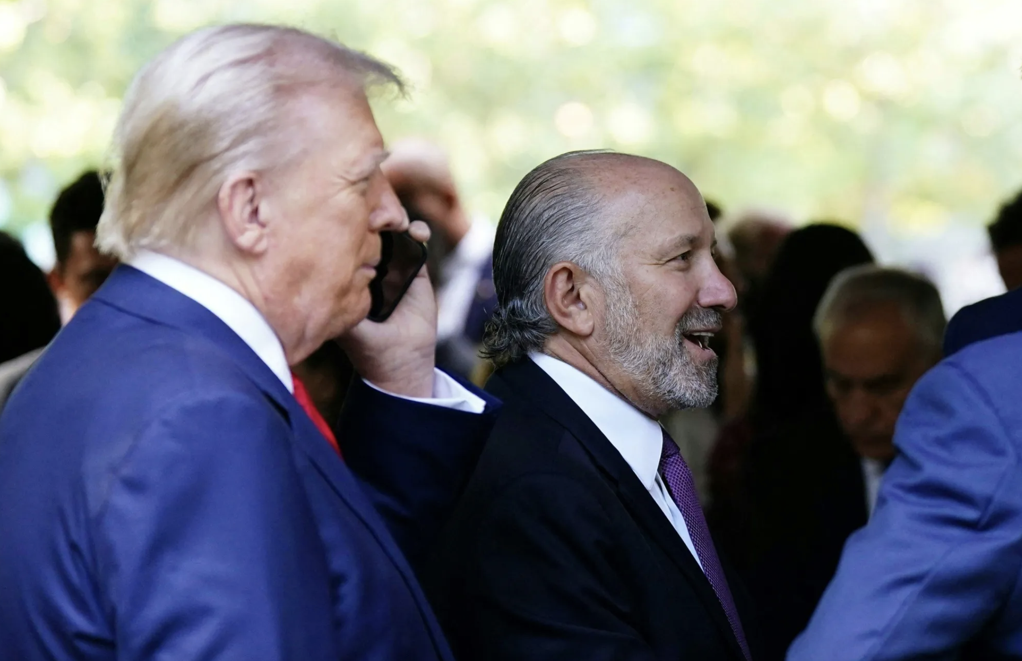 Tổng thống Mỹ Donald Trump (trái) và Bộ trưởng Bộ Thương mại Mỹ Howard Lutnick - Ảnh: Bloomberg.