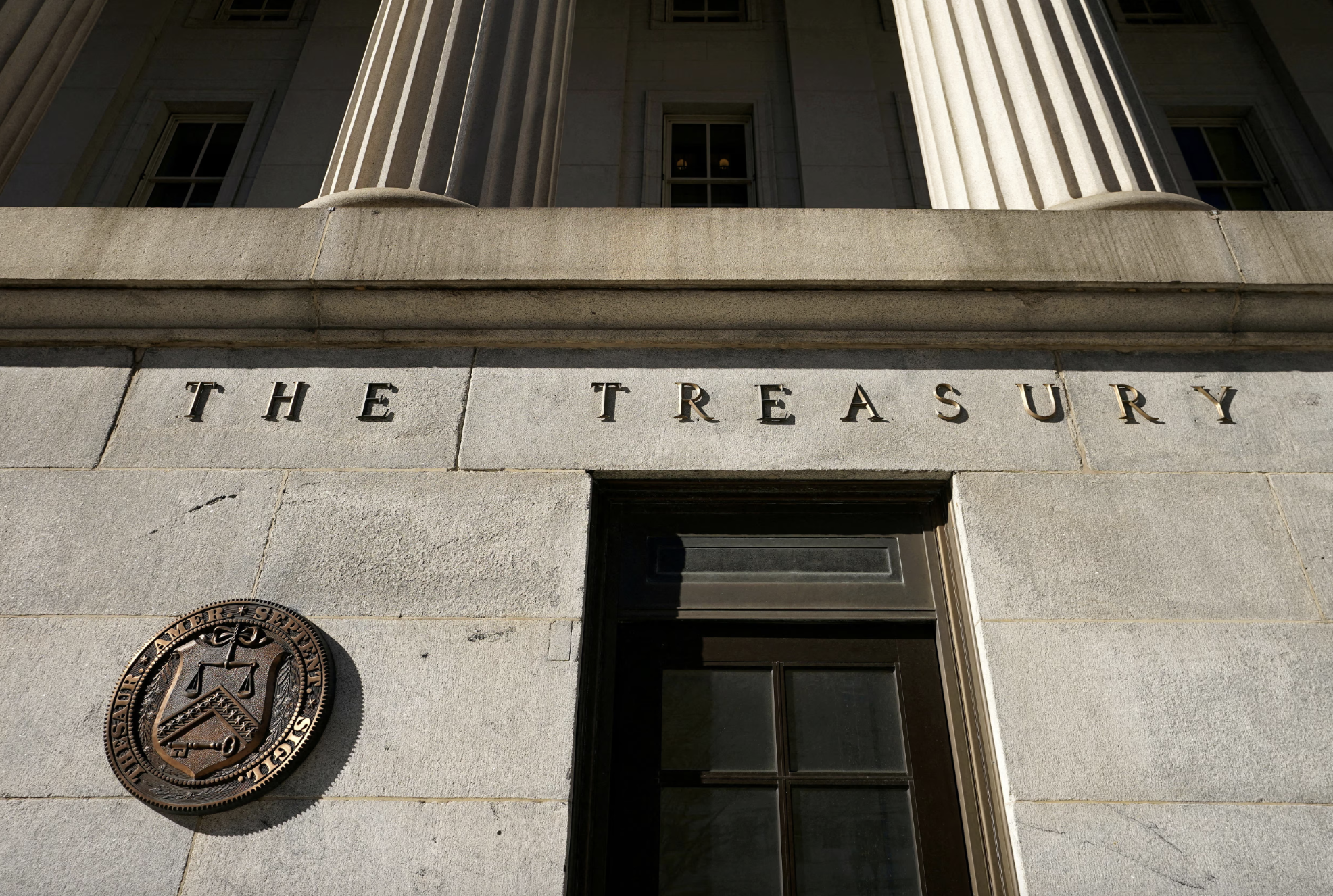 Mặt trước tòa nhà trụ sở Bộ Tài chính Mỹ ở Washington DC - Ảnh: Reuters.