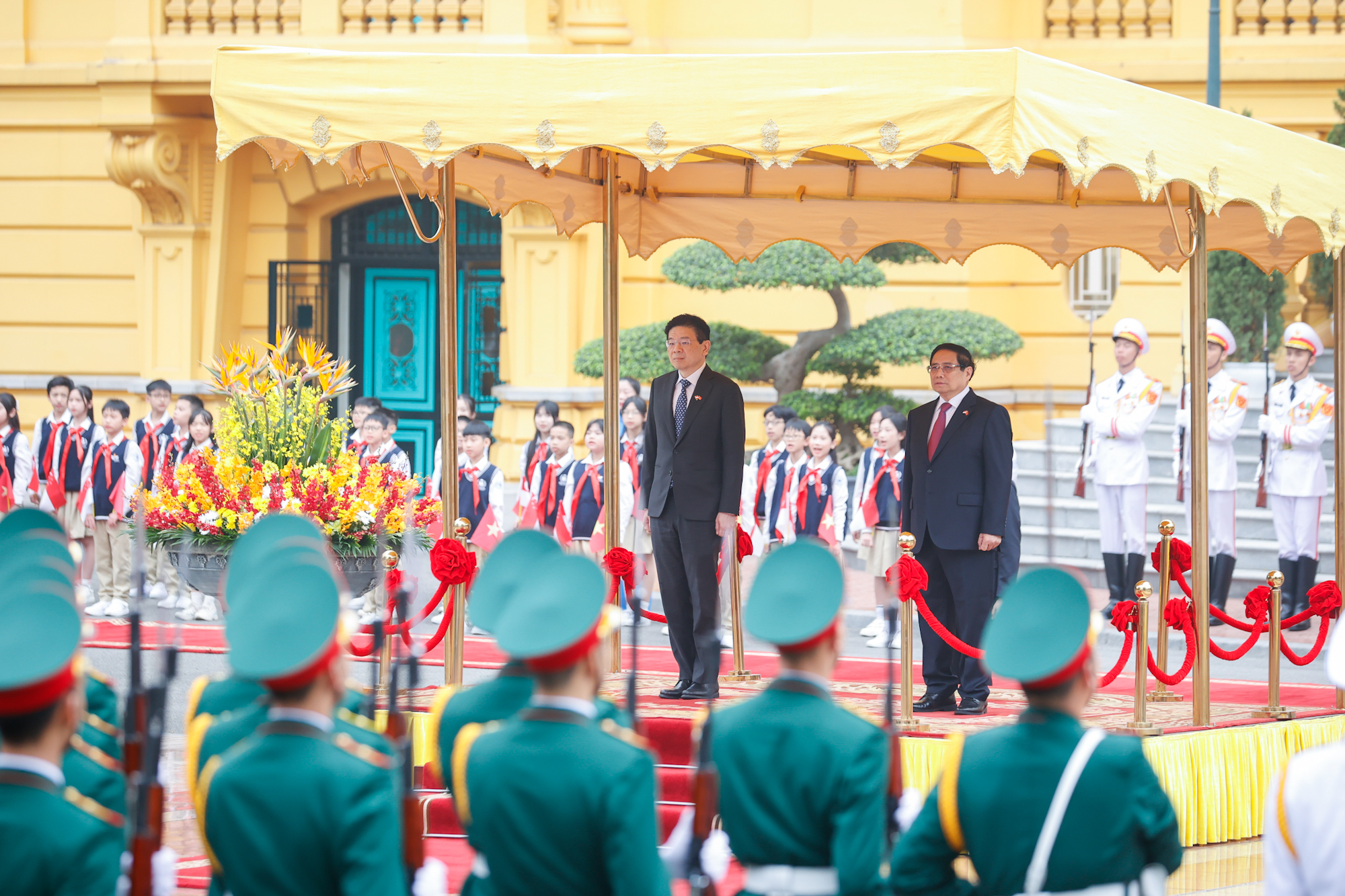 Hai nh&agrave; l&atilde;nh đạo tr&ecirc;n bục danh dự - Ảnh: VGP