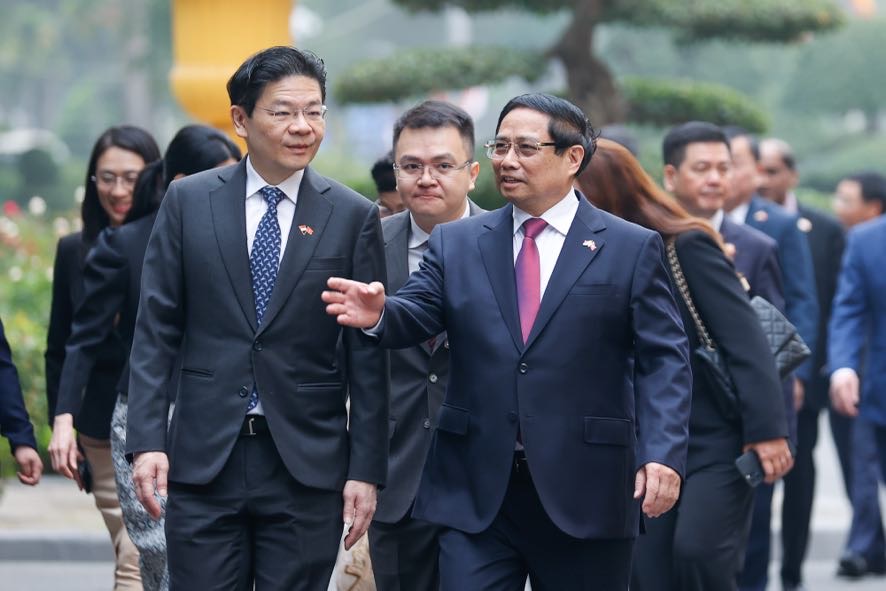 Hai Thủ tướng di chuyển tới Trụ sở Ch&iacute;nh phủ để tiến h&agrave;nh hội đ&agrave;m - Ảnh: VGP