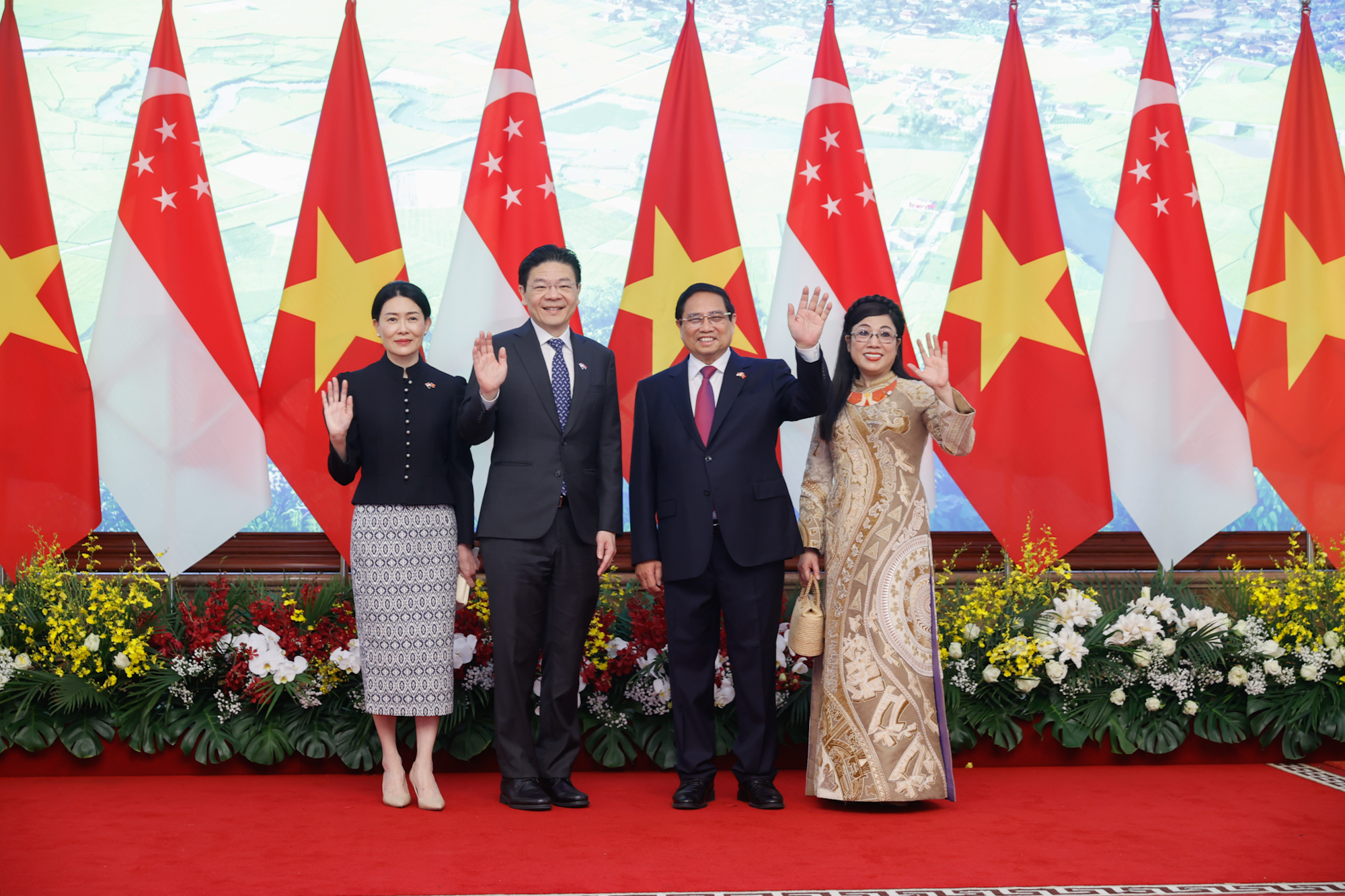 Thủ tướng Phạm Minh Chính và Phu nhân cùng Thủ tướng Singapore Lawrence Wong và Phu nhân - Ảnh: VGP
