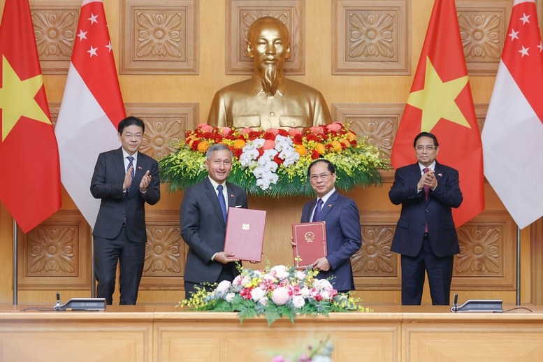 Thủ tướng Phạm Minh Chính và Thủ tướng Lawrence Wong chứng kiến lễ trao Ý định thư về hợp tác xây dựng Chương trình hành động triển khai quan hệ Đối tác Chiến lược toàn diện giai đoạn 2025-2030 giữa Bộ Ngoại giao hai nước Việt Nam - Singapore - Ảnh: VGP