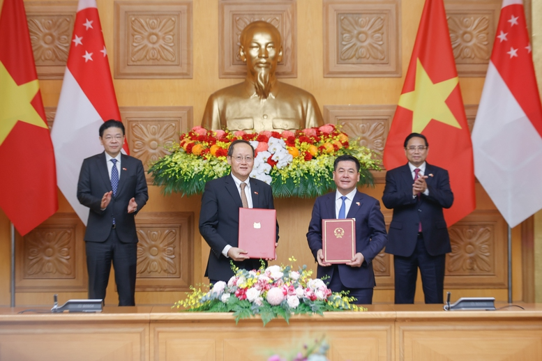 Hai Thủ tướng chứng kiến lễ trao &Yacute; định thư về tăng cường hợp t&aacute;c thương mại điện xuy&ecirc;n bi&ecirc;n giới hướng tới lưới điện ASEAN giữa Bộ C&ocirc;ng Thương hai nước Việt Nam - Singapore - Ảnh: VGP