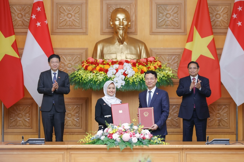 Hai Thủ tướng chứng kiến lễ trao Bản ghi nhớ về hợp tác trong lĩnh vực phát triển số và đổi mới sáng tạo giữa Bộ Khoa học và Công nghệ Việt Nam và Bộ Phát triển số và Thông tin Singapore - Ảnh: VGP
