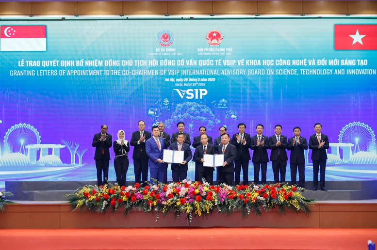 Hai Thủ tướng chứng kiến trao c&aacute;c quyết định bổ nhiệm Chủ tịch Hội đồng Cố vấn quốc tế VSIP về khoa học c&ocirc;ng nghệ v&agrave; đổi mới s&aacute;ng tạo - Ảnh: VGP