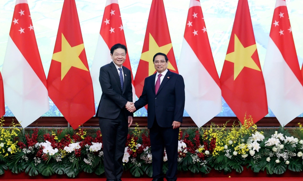 Thủ tướng Phạm Minh Chính và Thủ tướng Singapore Lawrence Wong - Ảnh: VGP