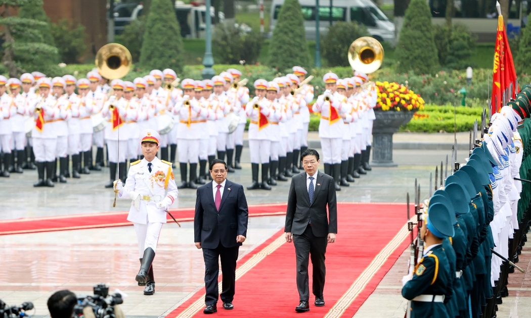 Thủ tướng Phạm Minh Chính và Thủ tướng Lawrence Wong duyệt Đội Danh dự Quân đội nhân dân Việt Nam - Ảnh: VGP