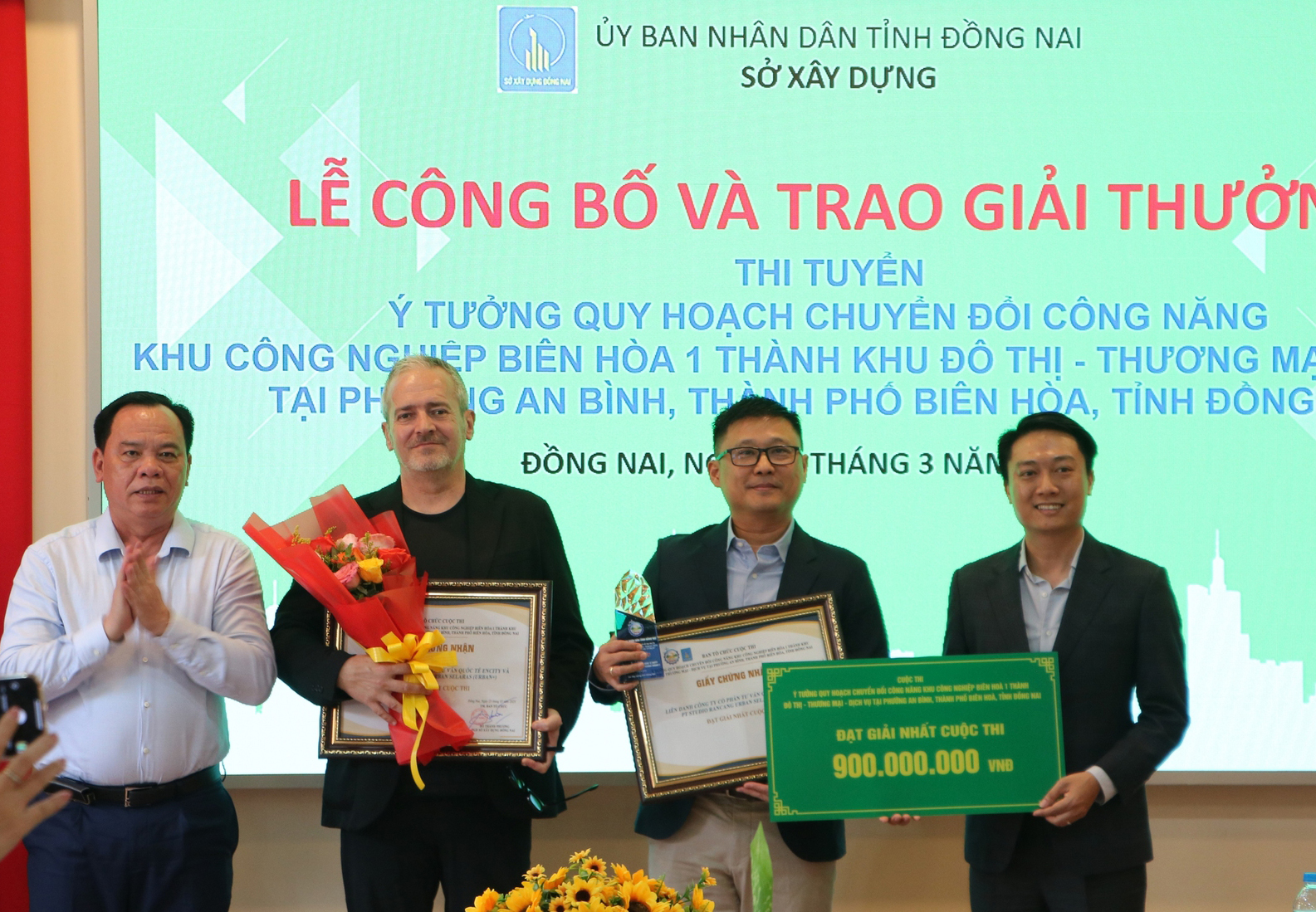 UBND tỉnh Đồng Nai công bố và trao thưởng cho các đơn vị đoạt giải ý tưởng quy hoạch ngày 25/3/2025. Ảnh: Minh Tuệ