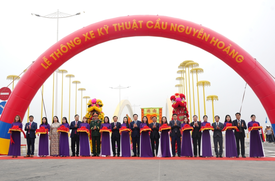 Nghi thức cắt băng th&ocirc;ng xe kỹ thuật