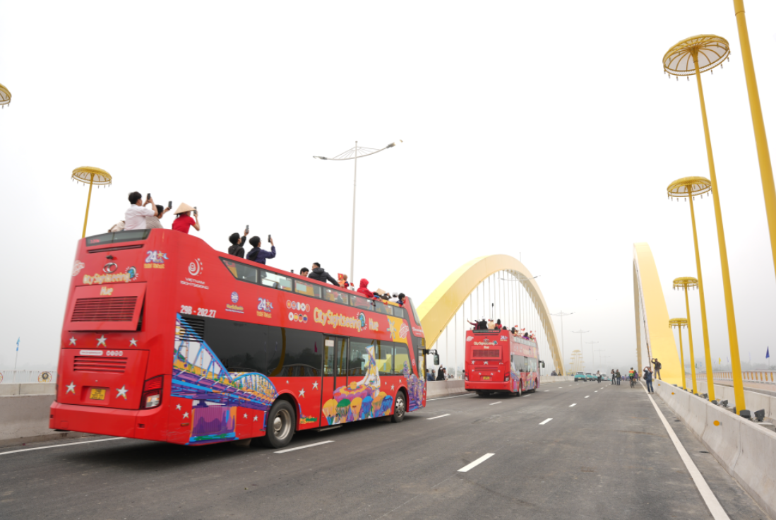 Du khách và người dân ngắm cầu Nguyễn Hoàng bằng xe bus 2 tầng