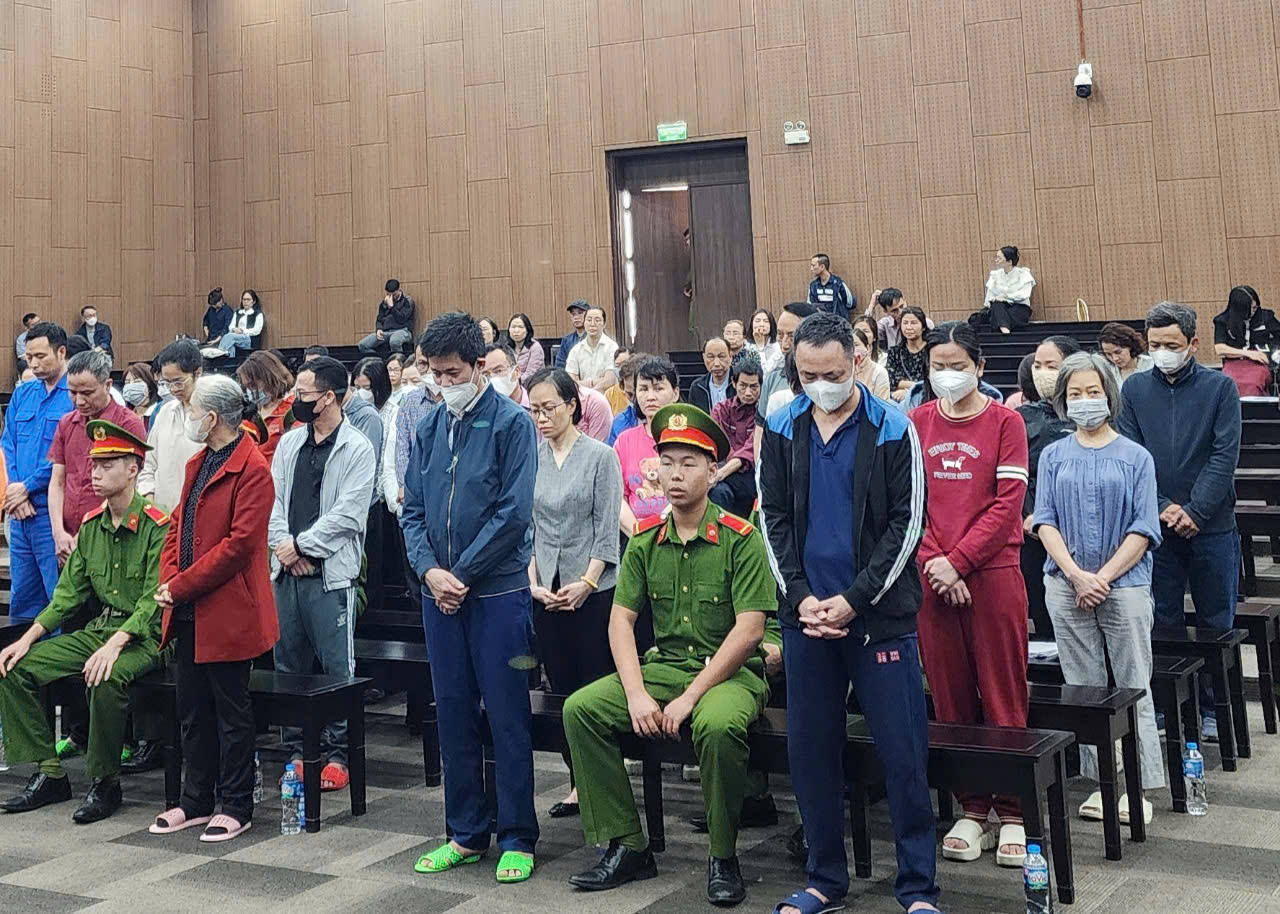 C&aacute;c bị c&aacute;o tại t&ograve;a.